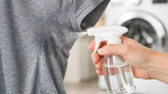 Aceto bianco sui vestiti prima del lavaggio: il trucco anti odore che funziona davvero