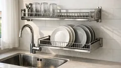 Scolapiatti a parete sopra il lavello: la soluzione 2026 per liberare spazio in cucina